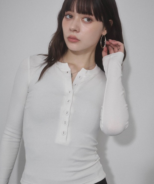 ENVYM（アンビー）の「ヘンリーネック カット トップス（Tシャツ/カットソー・レディース・ネイビー/ホワイト/ブラック/グレー・FREE）」の2枚目の写真