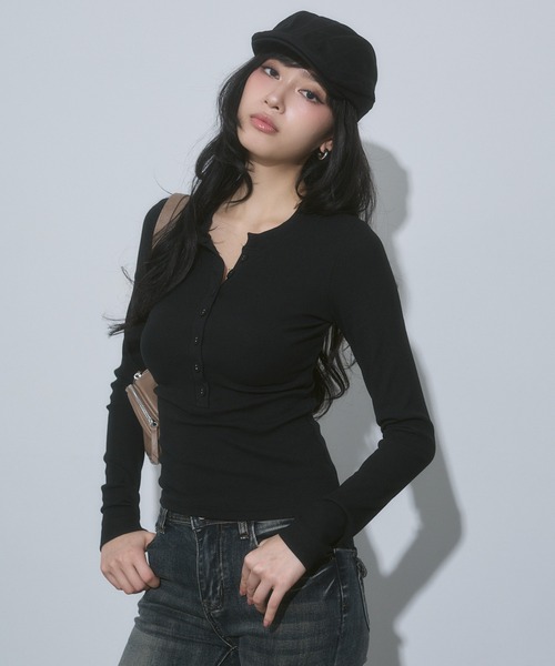 ENVYM（アンビー）の「ヘンリーネック カット トップス（Tシャツ/カットソー・レディース・ネイビー/ホワイト/ブラック/グレー・FREE）」の5枚目の写真