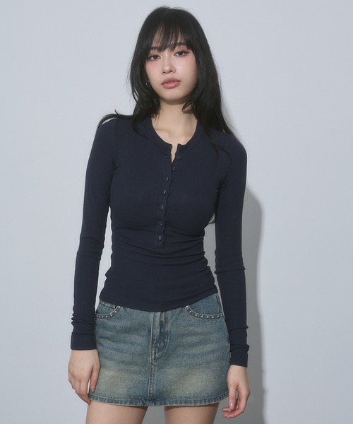 ENVYM（アンビー）の「ヘンリーネック カット トップス（Tシャツ/カットソー・レディース・ネイビー/ホワイト/ブラック/グレー・FREE）」の22枚目の写真