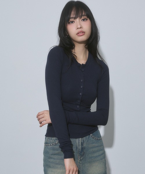 ENVYM（アンビー）の「ヘンリーネック カット トップス（Tシャツ/カットソー・レディース・ネイビー/ホワイト/ブラック/グレー・FREE）」の9枚目の写真