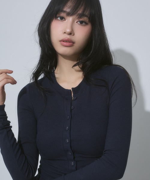 ENVYM（アンビー）の「ヘンリーネック カット トップス（Tシャツ/カットソー・レディース・ネイビー/ホワイト/ブラック/グレー・FREE）」の8枚目の写真