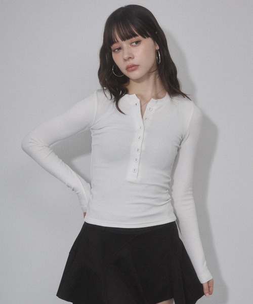 ENVYM（アンビー）の「ヘンリーネック カット トップス（Tシャツ/カットソー・レディース・ネイビー/ホワイト/ブラック/グレー・FREE）」の12枚目の写真