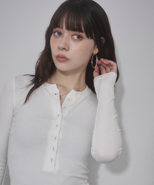 ENVYM（アンビー）の「ヘンリーネック カット トップス（Tシャツ/カットソー・レディース・ネイビー/ホワイト/ブラック/グレー・FREE）」の11枚目の写真