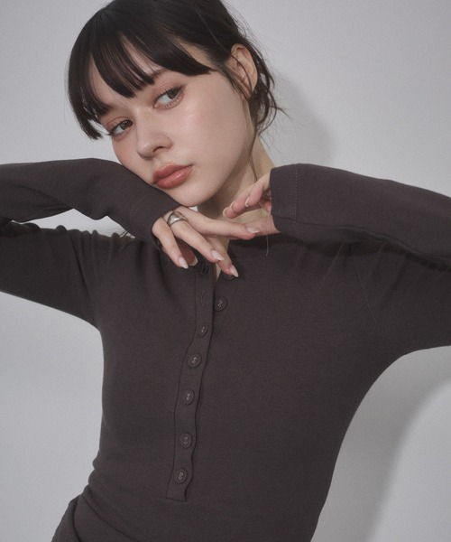 ENVYM（アンビー）の「ヘンリーネック カット トップス（Tシャツ/カットソー・レディース・ネイビー/ホワイト/ブラック/グレー・FREE）」の15枚目の写真