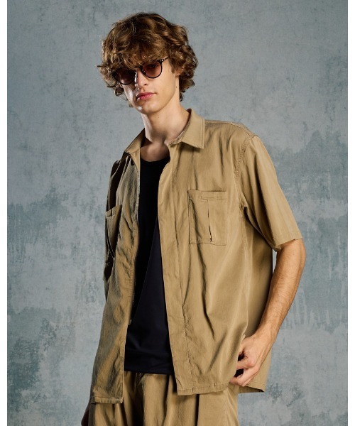 wjk(ダヴルジェイケイ)の「front-zip shirt H/S(シャツ/ブラウス・メンズ・ブラック/ベージュ・SMALL/MEDIUM/LARGE/X-LARGE)」の2枚目の写真