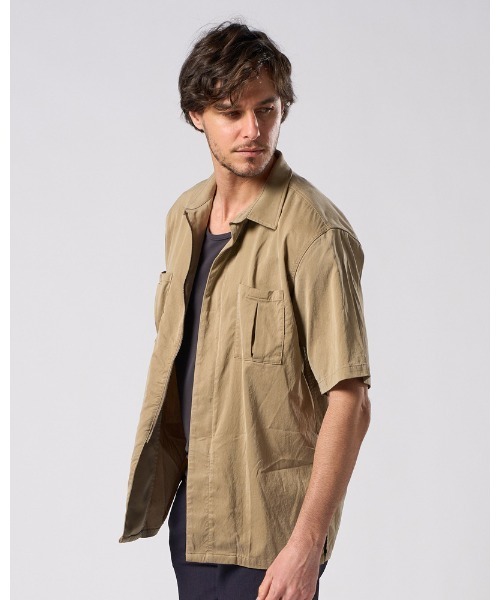 wjk(ダヴルジェイケイ)の「front-zip shirt H/S(シャツ/ブラウス・メンズ・ブラック/ベージュ・SMALL/MEDIUM/LARGE/X-LARGE)」の4枚目の写真