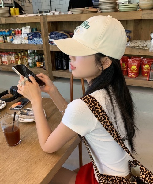 Teem Store(チームストア)の「【ユニセックス】DOG 犬刺繍 深めキャップ 小顔効果 日差し対策(キャップ・レディース・ワイン/アイボリー/ブラック/ベージュ・F)」の12枚目の写真