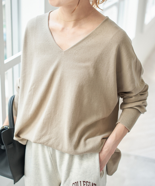 Spick & Span(スピックアンドスパン)の「《新色有り / 追加》コットンバルキーヤーンルーズVネックプルオーバー(ニット/セーター・レディース・ベージュ/グリーン/ホワイト・FREE)」の2枚目の写真