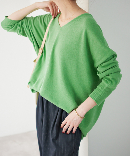 Spick & Span(スピックアンドスパン)の「《新色有り / 追加》コットンバルキーヤーンルーズVネックプルオーバー(ニット/セーター・レディース・ベージュ/グリーン/ホワイト・FREE)」の3枚目の写真