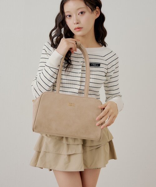 Chico(チコ)の「ロゴプレート付き横長ボストンバッグ(ボストンバッグ・レディース・ブラック/ホワイト/ベージュ系その他3/ピンク・FREE)」の1枚目の写真