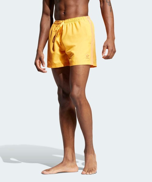 adidas（アディダス）の「アディカラー スリーストライプス 5インチ スイムショーツ / アディダス adidas（水着・メンズ・ブラック/ゴールド・LARGE/MEDIUM/X-LARGE）」の2枚目の写真