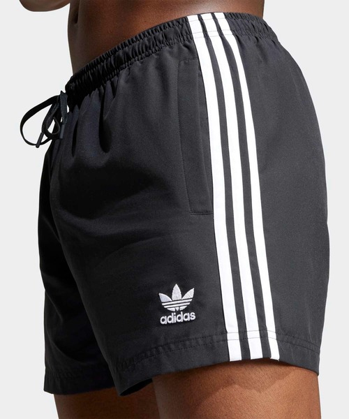 adidas（アディダス）の「アディカラー スリーストライプス 5インチ スイムショーツ / アディダス adidas（水着・メンズ・ブラック/ゴールド・LARGE/MEDIUM/X-LARGE）」の10枚目の写真