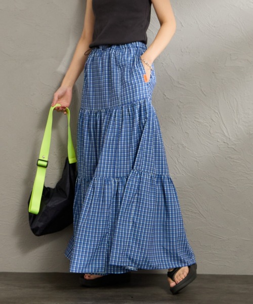 UNIVERSAL OVERALL（ユニバーサルオーバーオール）の「［UNIVERSAL OVERALL/ユニバーサルオーバーオール］別注 チェック柄プリント ティアードマキシ丈スカート（スカート・レディース・グリーン/ベージュ/ブラック/ブルー・F）」の4枚目の写真