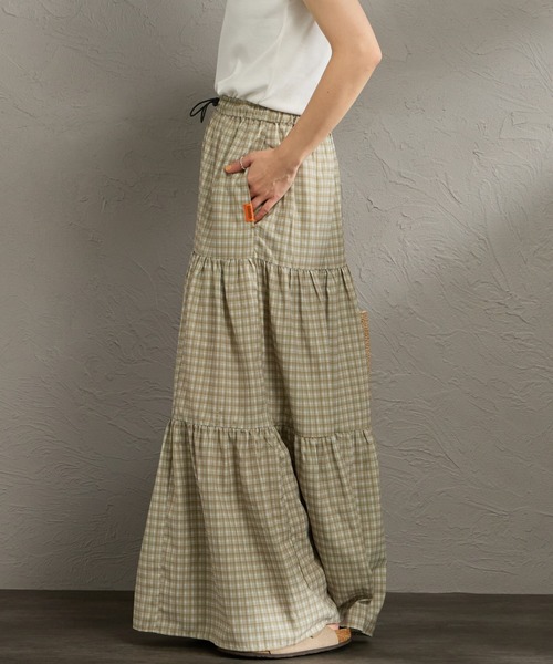 UNIVERSAL OVERALL（ユニバーサルオーバーオール）の「［UNIVERSAL OVERALL/ユニバーサルオーバーオール］別注 チェック柄プリント ティアードマキシ丈スカート（スカート・レディース・グリーン/ベージュ/ブラック/ブルー・F）」の21枚目の写真