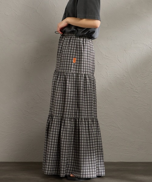 UNIVERSAL OVERALL（ユニバーサルオーバーオール）の「［UNIVERSAL OVERALL/ユニバーサルオーバーオール］別注 チェック柄プリント ティアードマキシ丈スカート（スカート・レディース・グリーン/ベージュ/ブラック/ブルー・F）」の12枚目の写真