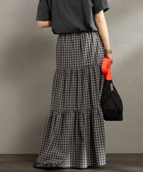 UNIVERSAL OVERALL（ユニバーサルオーバーオール）の「［UNIVERSAL OVERALL/ユニバーサルオーバーオール］別注 チェック柄プリント ティアードマキシ丈スカート（スカート・レディース・グリーン/ベージュ/ブラック/ブルー・F）」の13枚目の写真