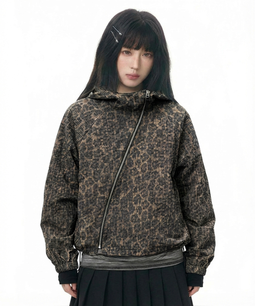 DAMISH(ダミシュ)の「レオパードグリッド斜めジッパーウインドブレーカー(ナイロンジャケット・レディース・レオパード・FREE)」の2枚目の写真