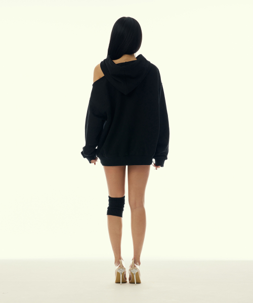 GILAARCHIVE（ギラアーカイブ）の「SCRIPT LETTERING ONE SHOULDER HOODED_BLACK（パーカー・レディース・その他・FREE）」の4枚目の写真