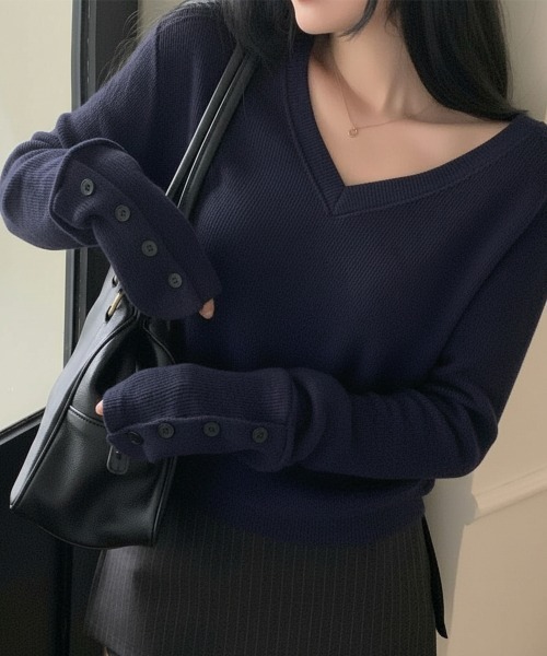 Emilie(エミリー)の「スリーブボタン付き Vネックリブニットトップス(Tシャツ/カットソー・レディース・ネイビー/グレー/ブラック・FREE)」の3枚目の写真