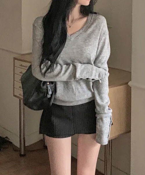 Emilie(エミリー)の「スリーブボタン付き Vネックリブニットトップス(Tシャツ/カットソー・レディース・ネイビー/グレー/ブラック・FREE)」の2枚目の写真