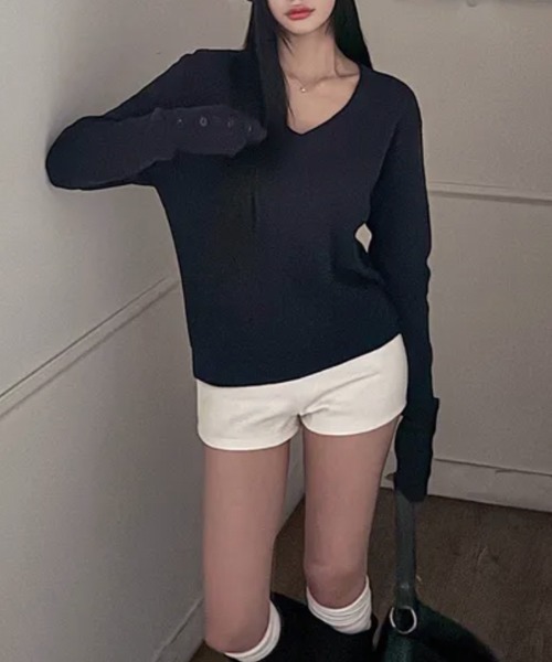 Emilie(エミリー)の「スリーブボタン付き Vネックリブニットトップス(Tシャツ/カットソー・レディース・ネイビー/グレー/ブラック・FREE)」の18枚目の写真