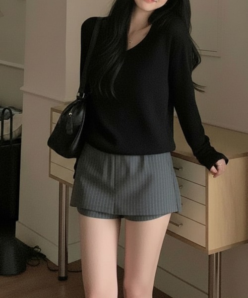 Emilie(エミリー)の「スリーブボタン付き Vネックリブニットトップス(Tシャツ/カットソー・レディース・ネイビー/グレー/ブラック・FREE)」の7枚目の写真