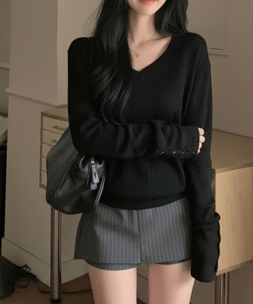 Emilie(エミリー)の「スリーブボタン付き Vネックリブニットトップス(Tシャツ/カットソー・レディース・ネイビー/グレー/ブラック・FREE)」の8枚目の写真