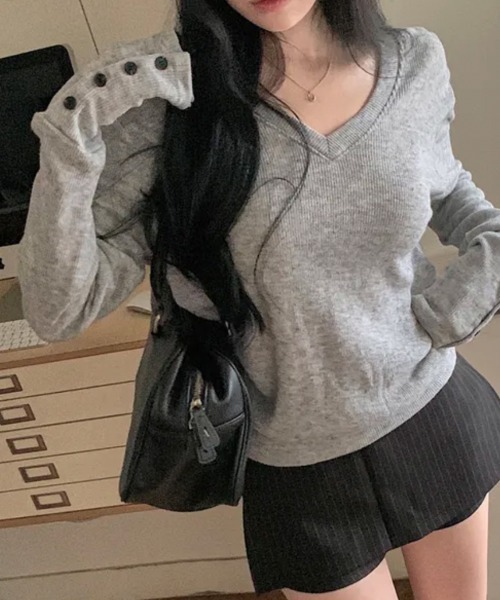Emilie(エミリー)の「スリーブボタン付き Vネックリブニットトップス(Tシャツ/カットソー・レディース・ネイビー/グレー/ブラック・FREE)」の10枚目の写真
