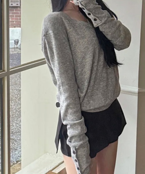 Emilie(エミリー)の「スリーブボタン付き Vネックリブニットトップス(Tシャツ/カットソー・レディース・ネイビー/グレー/ブラック・FREE)」の11枚目の写真