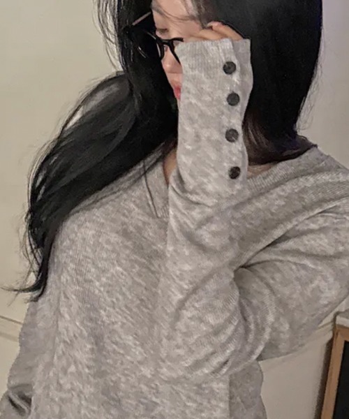 Emilie(エミリー)の「スリーブボタン付き Vネックリブニットトップス(Tシャツ/カットソー・レディース・ネイビー/グレー/ブラック・FREE)」の12枚目の写真