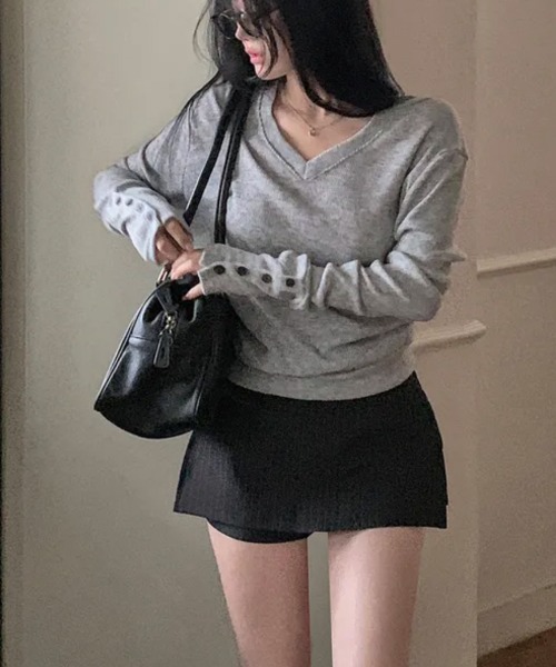 Emilie(エミリー)の「スリーブボタン付き Vネックリブニットトップス(Tシャツ/カットソー・レディース・ネイビー/グレー/ブラック・FREE)」の14枚目の写真