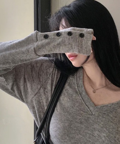 Emilie(エミリー)の「スリーブボタン付き Vネックリブニットトップス(Tシャツ/カットソー・レディース・ネイビー/グレー/ブラック・FREE)」の15枚目の写真