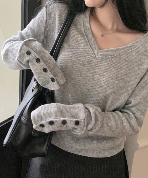Emilie(エミリー)の「スリーブボタン付き Vネックリブニットトップス(Tシャツ/カットソー・レディース・ネイビー/グレー/ブラック・FREE)」の9枚目の写真