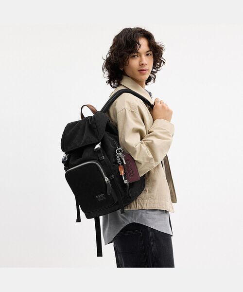 COACH（コーチ）の「ローガン バックパック・シグネチャー ナイロン・チャーム（バックパック/リュック・メンズ・ブラック系その他・ONE）」の2枚目の写真