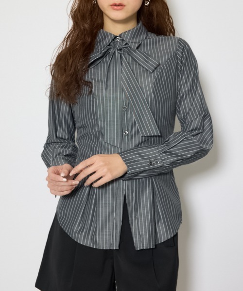rienda(リエンダ)の「ウエストシェイプボウタイシャツ 春服 夏服(シャツ/ブラウス・レディース・ライトブルー/ブラック系その他/ホワイト系その他・FREE)」の3枚目の写真