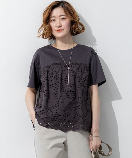 23区 S(ニジュウサンクチイサイサイズ)の「カットワークエンブロイダリー スカラップヘム トップス(Tシャツ/カットソー・レディース・ブラック系/黄土色系/ダークブラウン系/ホワイト系・32)」の4枚目の写真