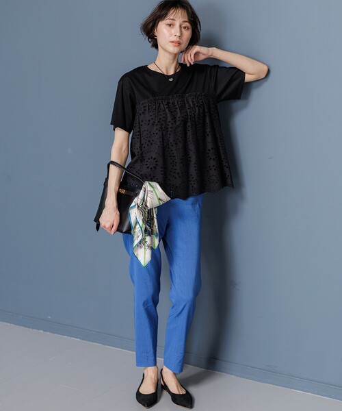 23区 S(ニジュウサンクチイサイサイズ)の「カットワークエンブロイダリー スカラップヘム トップス(Tシャツ/カットソー・レディース・ブラック系/黄土色系/ダークブラウン系/ホワイト系・32)」の7枚目の写真
