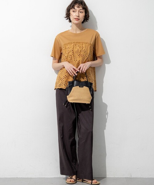 23区 S(ニジュウサンクチイサイサイズ)の「カットワークエンブロイダリー スカラップヘム トップス(Tシャツ/カットソー・レディース・ブラック系/黄土色系/ダークブラウン系/ホワイト系・32)」の13枚目の写真