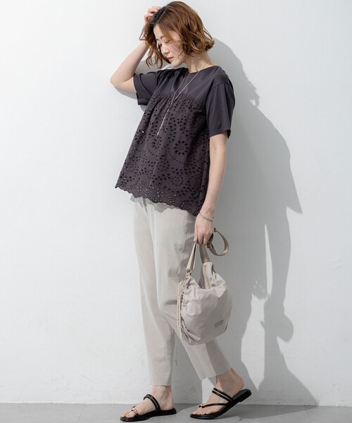 23区 S(ニジュウサンクチイサイサイズ)の「カットワークエンブロイダリー スカラップヘム トップス(Tシャツ/カットソー・レディース・ブラック系/黄土色系/ダークブラウン系/ホワイト系・32)」の15枚目の写真