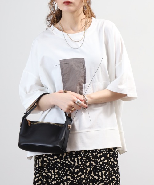 BRODIAEA(ブローディア)の「BRODIAEA スクエアデザインオーバーサイズ半袖カットソー(Tシャツ/カットソー・レディース・オフホワイト/ブラック・40)」の1枚目の写真