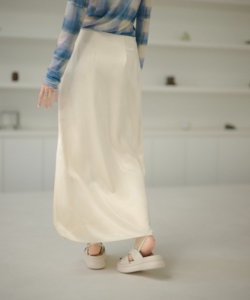 LAULEN(ローレン)の「deep side slit satin long skirt /サイドスリットサテンロングスカート(スカート・レディース・ブラウン/アイボリー/ブラック・FREE)」の6枚目の写真