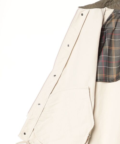 Barbour(バブアー)の「【Barbour】transport nylon casual jacket(ナイロンジャケット・メンズ・ライトベージュ/ブラック・38/40/36)」の4枚目の写真