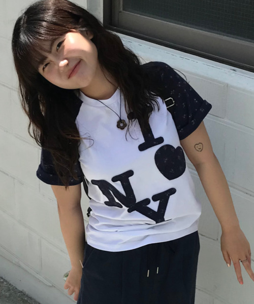 ROGIN N ROSIE(ロギンエンロージー)の「NY Flower Point Ragian T-Shirt Navy(Tシャツ/カットソー・レディース・その他・SMALL/MEDIUM)」の4枚目の写真