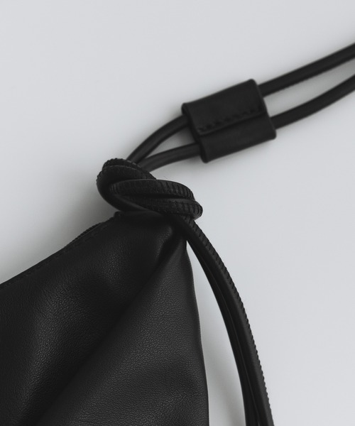remer(リメール)の「アジャスタブルミニレザーバッグ / Adjustable Mini Leather Bag(ショルダーバッグ・メンズ・ブラック・FREE)」の3枚目の写真
