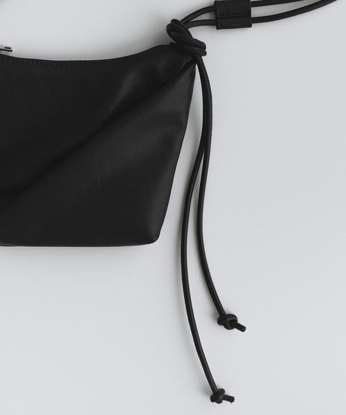 remer(リメール)の「アジャスタブルミニレザーバッグ / Adjustable Mini Leather Bag(ショルダーバッグ・メンズ・ブラック・FREE)」の2枚目の写真