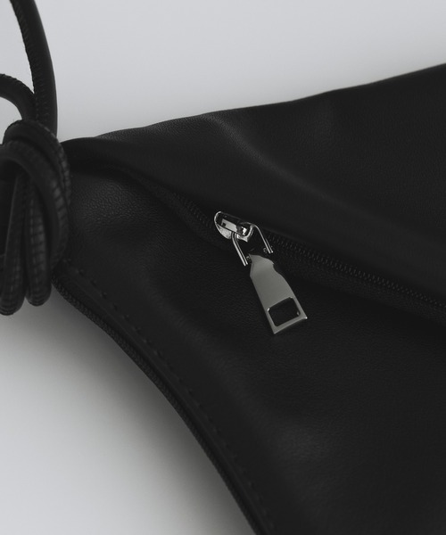 remer(リメール)の「アジャスタブルミニレザーバッグ / Adjustable Mini Leather Bag(ショルダーバッグ・メンズ・ブラック・FREE)」の4枚目の写真