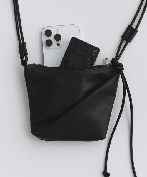 remer(リメール)の「アジャスタブルミニレザーバッグ / Adjustable Mini Leather Bag(ショルダーバッグ・メンズ・ブラック・FREE)」の6枚目の写真
