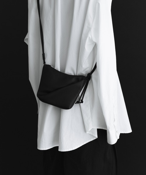 remer(リメール)の「アジャスタブルミニレザーバッグ / Adjustable Mini Leather Bag(ショルダーバッグ・メンズ・ブラック・FREE)」の14枚目の写真