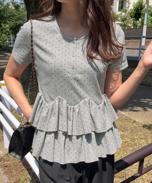 junoah（ジュノア）の「ドットヘンリーネックペプラムトップス（Tシャツ/カットソー・レディース・グレー/ホワイト/ブラック・SMALL/MEDIUM/LARGE）」の3枚目の写真