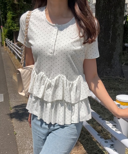 junoah（ジュノア）の「ドットヘンリーネックペプラムトップス（Tシャツ/カットソー・レディース・グレー/ホワイト/ブラック・SMALL/MEDIUM/LARGE）」の4枚目の写真